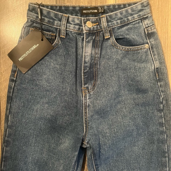 👖♥️NWT Pretty Little Thing NWT Mid Blue Wash Long Leg Straight Jeans Size 0 - Picture 5 of 9